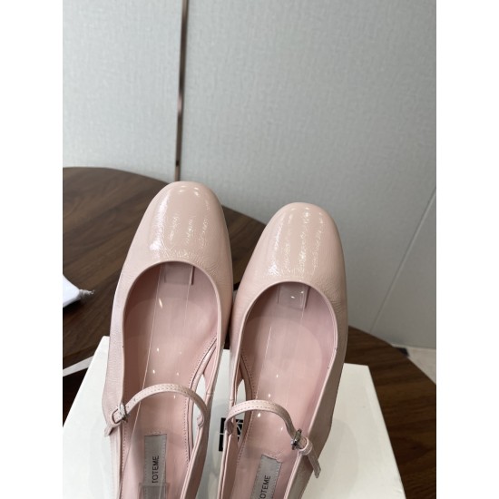 Toteme Shoes Collection
Women 35-40