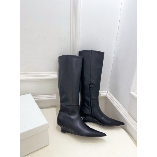 Toteme Shoes Collection
Women 35-40