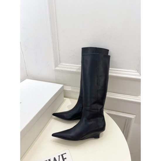 Toteme Shoes Collection
Women 35-40