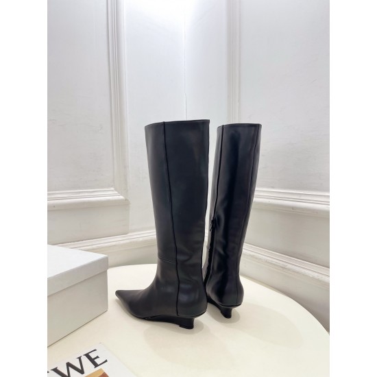 Toteme Shoes Collection
Women 35-40