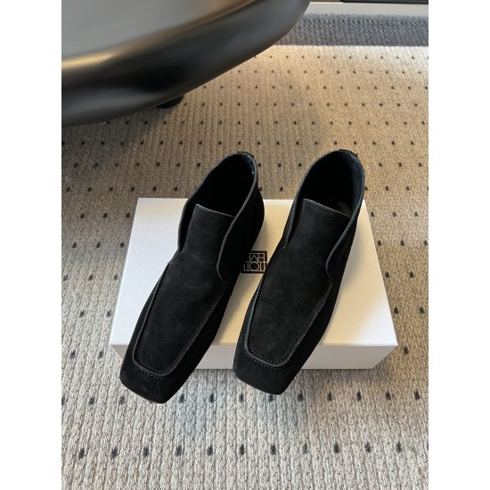 Toteme Shoes Collection
Women 35-40
