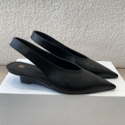 Toteme Shoes Collection
Women 35-40