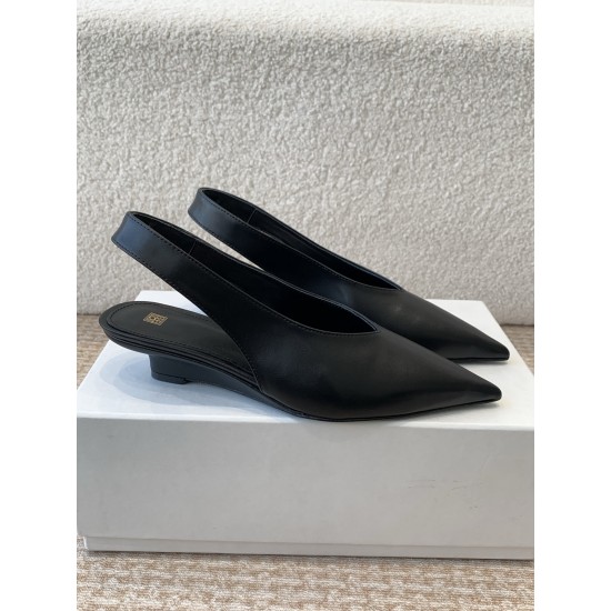 Toteme Shoes Collection
Women 35-40