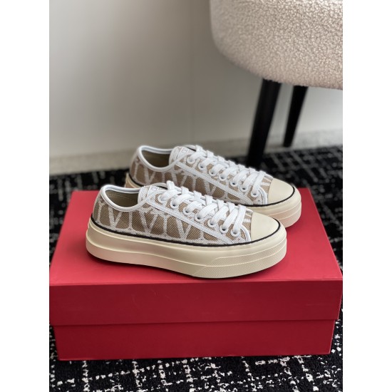 Valentino Shoes Top Quality
Women size 35-41
Men size 39-45