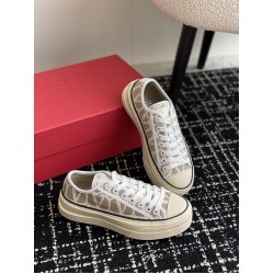 Valentino Shoes Top Quality
Women size 35-41
Men size 39-45