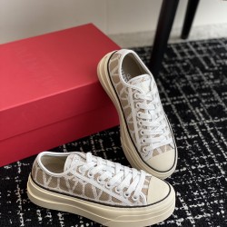 Valentino Shoes Top Quality
Women size 35-41
Men size 39-45