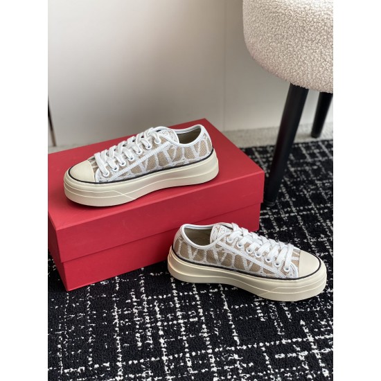 Valentino Shoes Top Quality
Women size 35-41
Men size 39-45