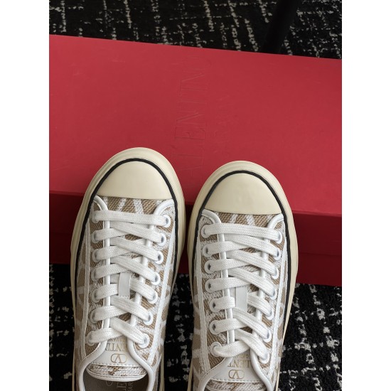 Valentino Shoes Top Quality
Women size 35-41
Men size 39-45