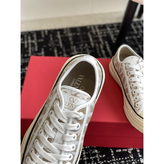Valentino Shoes Top Quality
Women size 35-41
Men size 39-45