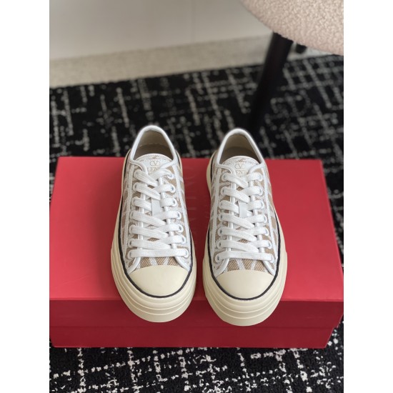 Valentino Shoes Top Quality
Women size 35-41
Men size 39-45