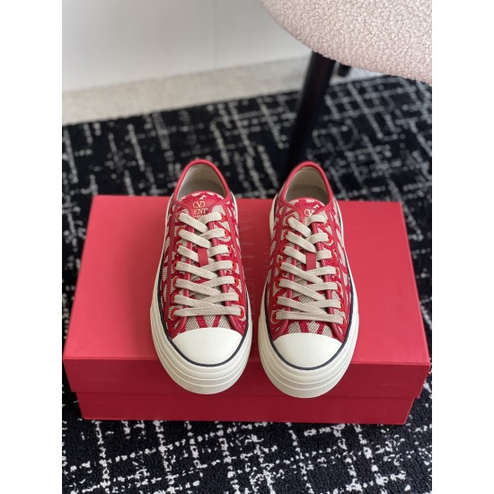 Valentino Shoes Top Quality
Women size 35-41
Men size 39-45