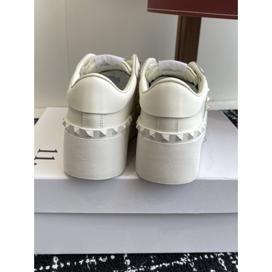 Valentino Shoes Top Quality
Women size 35-41
Men size 39-45