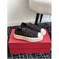 Valentino Shoes Top Quality
Women size 35-41
Men size 39-45
