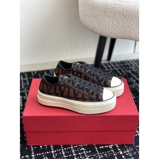 Valentino Shoes Top Quality
Women size 35-41
Men size 39-45