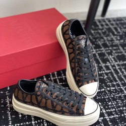Valentino Shoes Top Quality
Women size 35-41
Men size 39-45