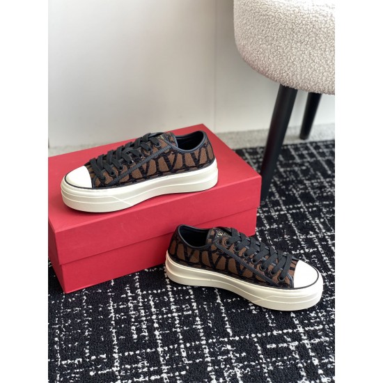 Valentino Shoes Top Quality
Women size 35-41
Men size 39-45