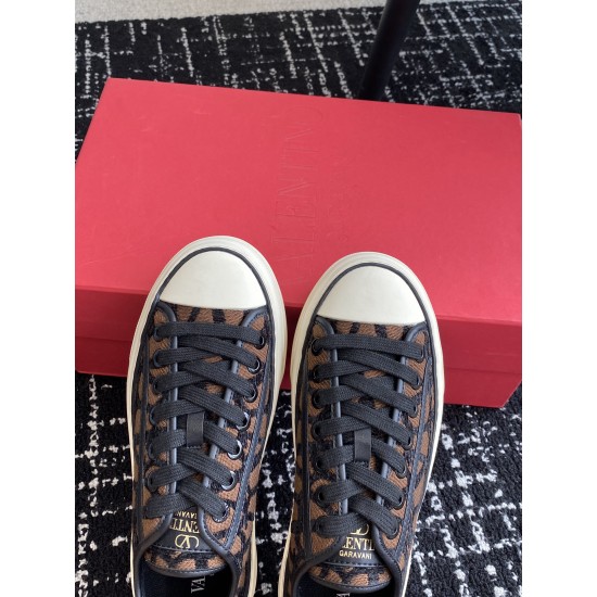 Valentino Shoes Top Quality
Women size 35-41
Men size 39-45