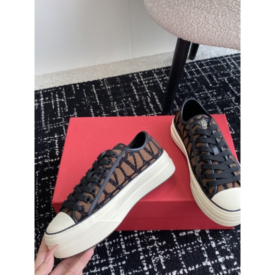 Valentino Shoes Top Quality
Women size 35-41
Men size 39-45