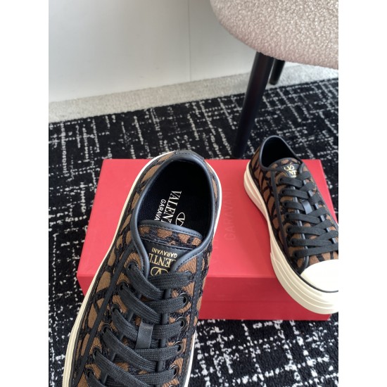 Valentino Shoes Top Quality
Women size 35-41
Men size 39-45