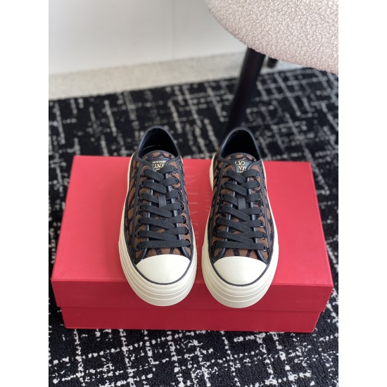 Valentino Shoes Top Quality
Women size 35-41
Men size 39-45