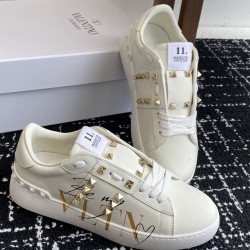 Valentino Shoes Top Quality
Women size 35-41
Men size 39-45