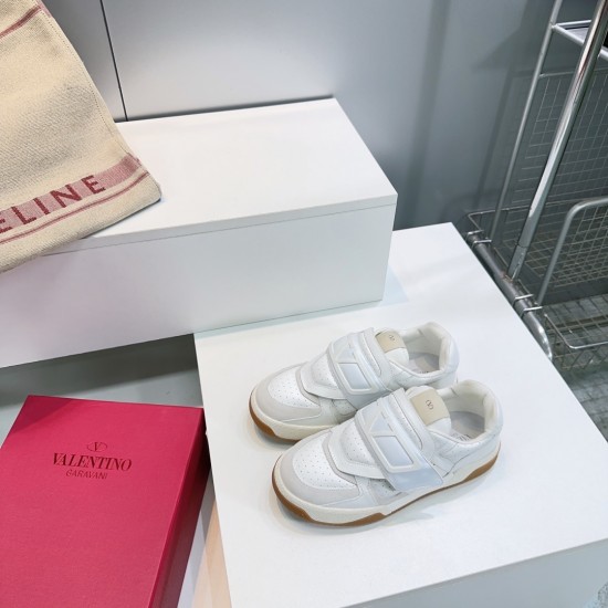 Valentino Shoes Top Quality
Women size 35-41
Men size 39-45
