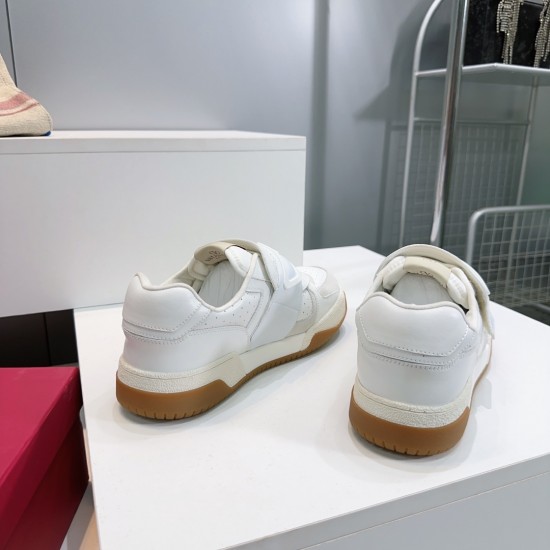 Valentino Shoes Top Quality
Women size 35-41
Men size 39-45