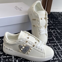 Valentino Shoes Top Quality
Women size 35-41
Men size 39-45