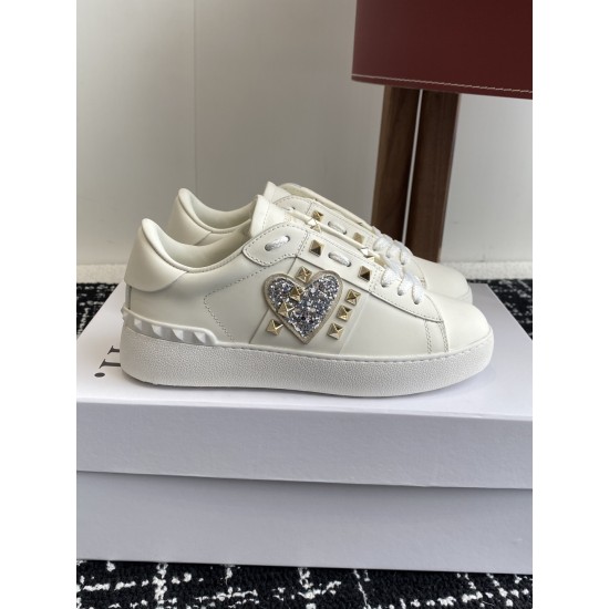 Valentino Shoes Top Quality
Women size 35-41
Men size 39-45