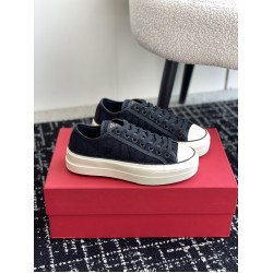 Valentino Shoes Top Quality
Women size 35-41
Men size 39-45