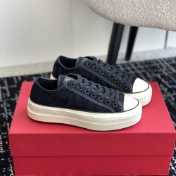 Valentino Shoes Top Quality
Women size 35-41
Men size 39-45