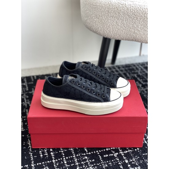 Valentino Shoes Top Quality
Women size 35-41
Men size 39-45