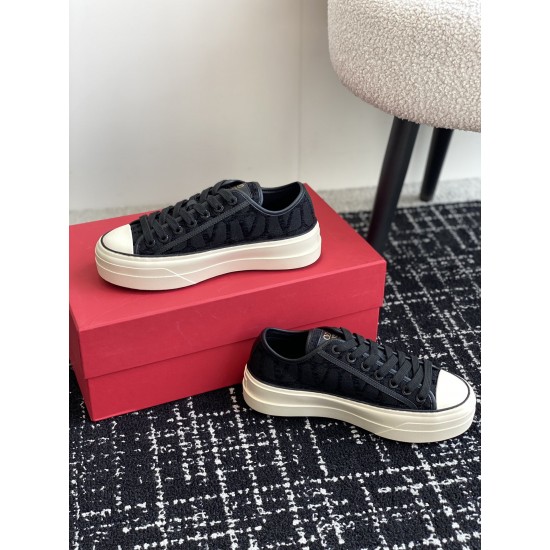 Valentino Shoes Top Quality
Women size 35-41
Men size 39-45
