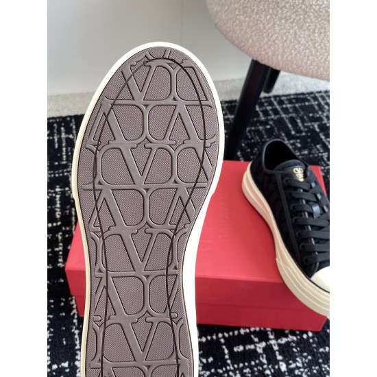 Valentino Shoes Top Quality
Women size 35-41
Men size 39-45