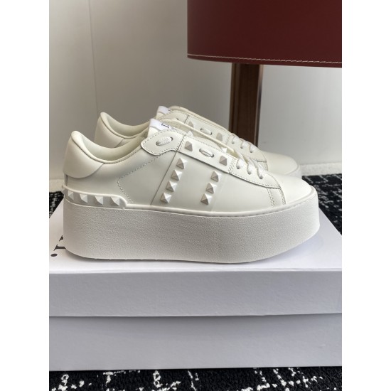 Valentino Shoes Top Quality
Women size 35-41
Men size 39-45
