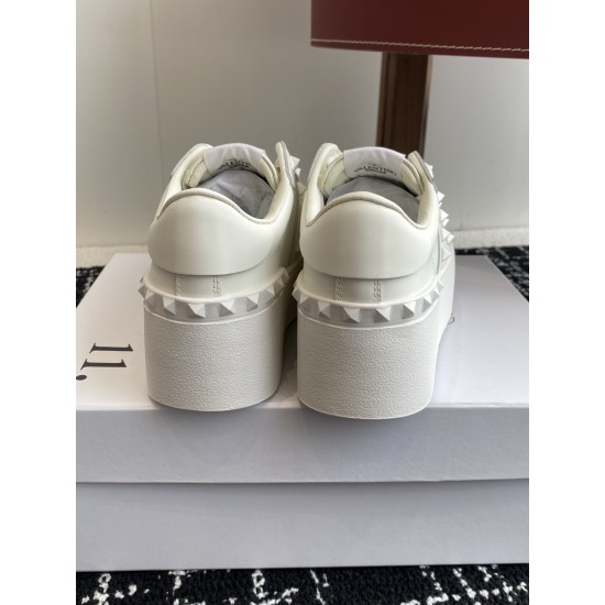 Valentino Shoes Top Quality
Women size 35-41
Men size 39-45