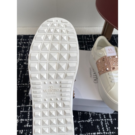 Valentino Shoes Top Quality
Women size 35-41
Men size 39-45