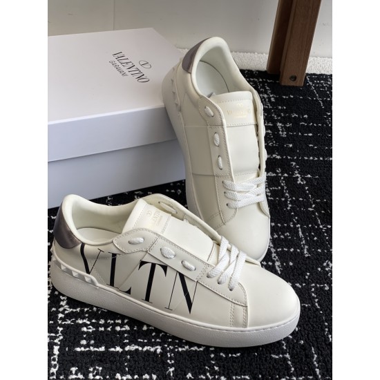Valentino Shoes Top Quality
Women size 35-41
Men size 39-45