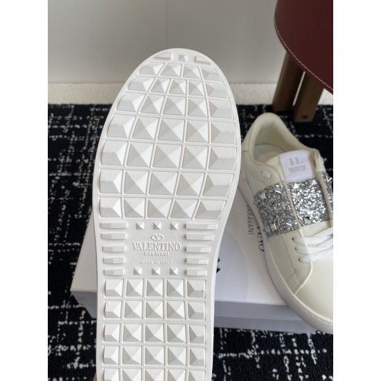 Valentino Shoes Top Quality
Women size 35-41
Men size 39-45