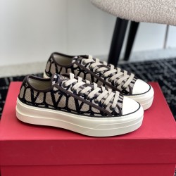 Valentino Shoes Top Quality
Women size 35-41
Men size 39-45
