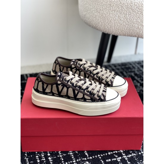 Valentino Shoes Top Quality
Women size 35-41
Men size 39-45