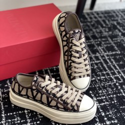 Valentino Shoes Top Quality
Women size 35-41
Men size 39-45