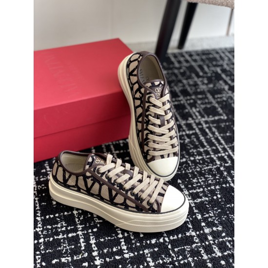 Valentino Shoes Top Quality
Women size 35-41
Men size 39-45