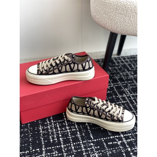 Valentino Shoes Top Quality
Women size 35-41
Men size 39-45