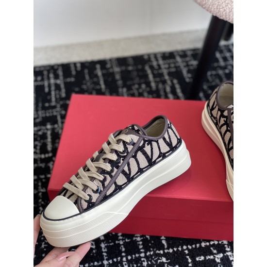 Valentino Shoes Top Quality
Women size 35-41
Men size 39-45