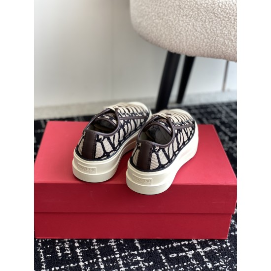 Valentino Shoes Top Quality
Women size 35-41
Men size 39-45