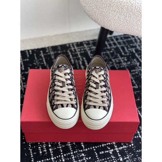 Valentino Shoes Top Quality
Women size 35-41
Men size 39-45