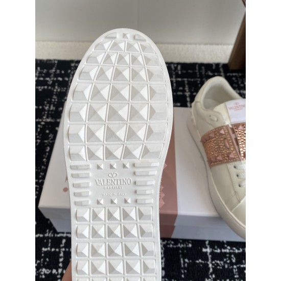 Valentino Shoes Top Quality
Women size 35-41
Men size 39-45