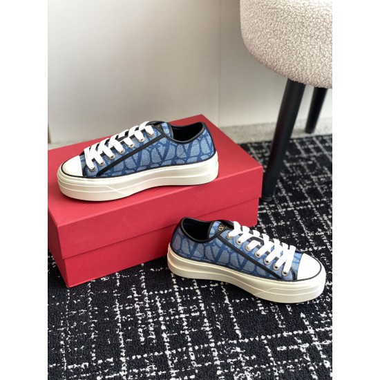 Valentino Shoes Top Quality
Women size 35-41
Men size 39-45