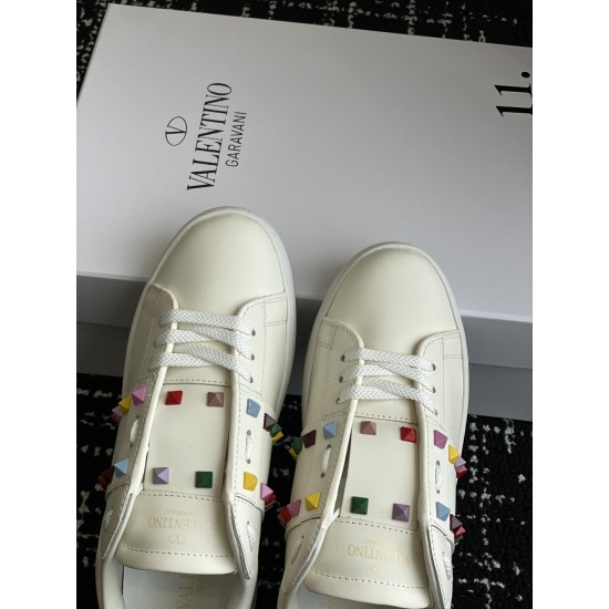 Valentino Shoes Top Quality
Women size 35-41
Men size 39-45